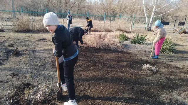             «Раз уборка на дворе-дайте дело детворе»